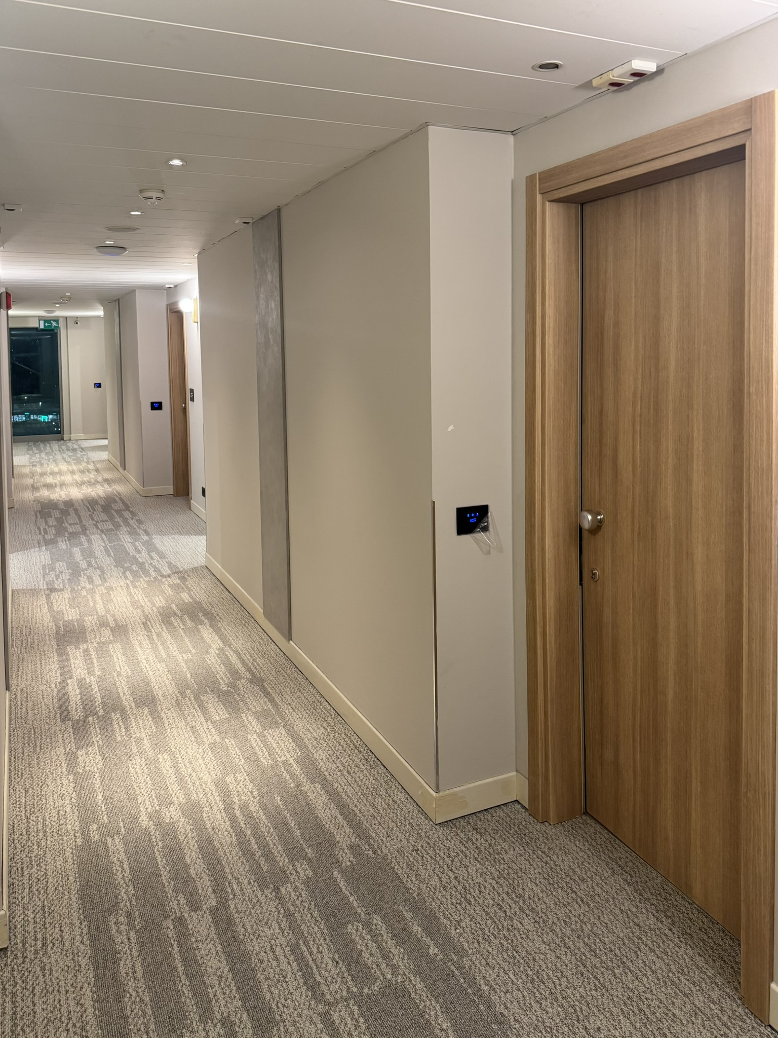 Corridoio del SavHotel Mantegna con pannelli IconicWall installati