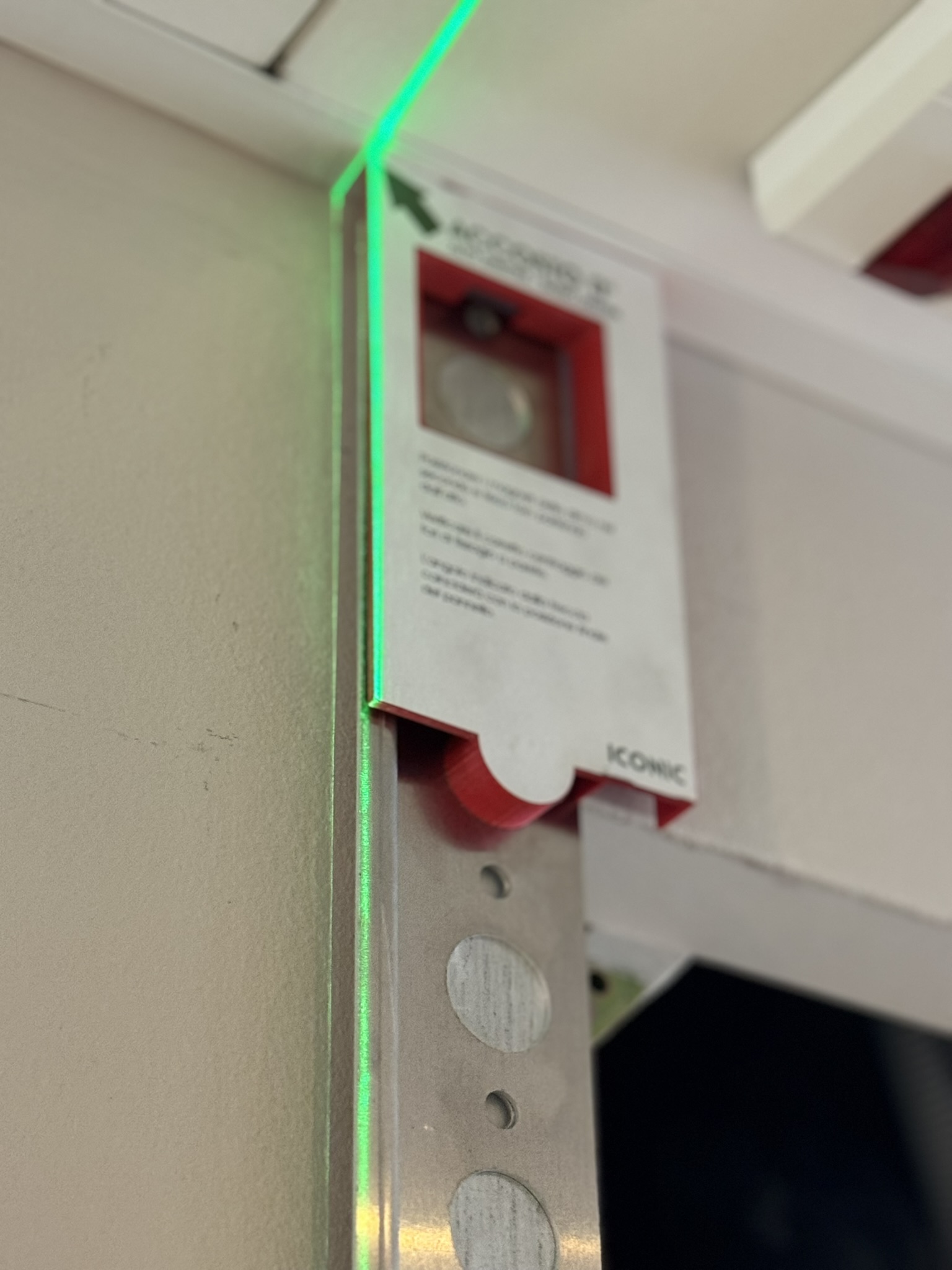 Dima di montaggio con riferimento laser per pannello IconicWall
