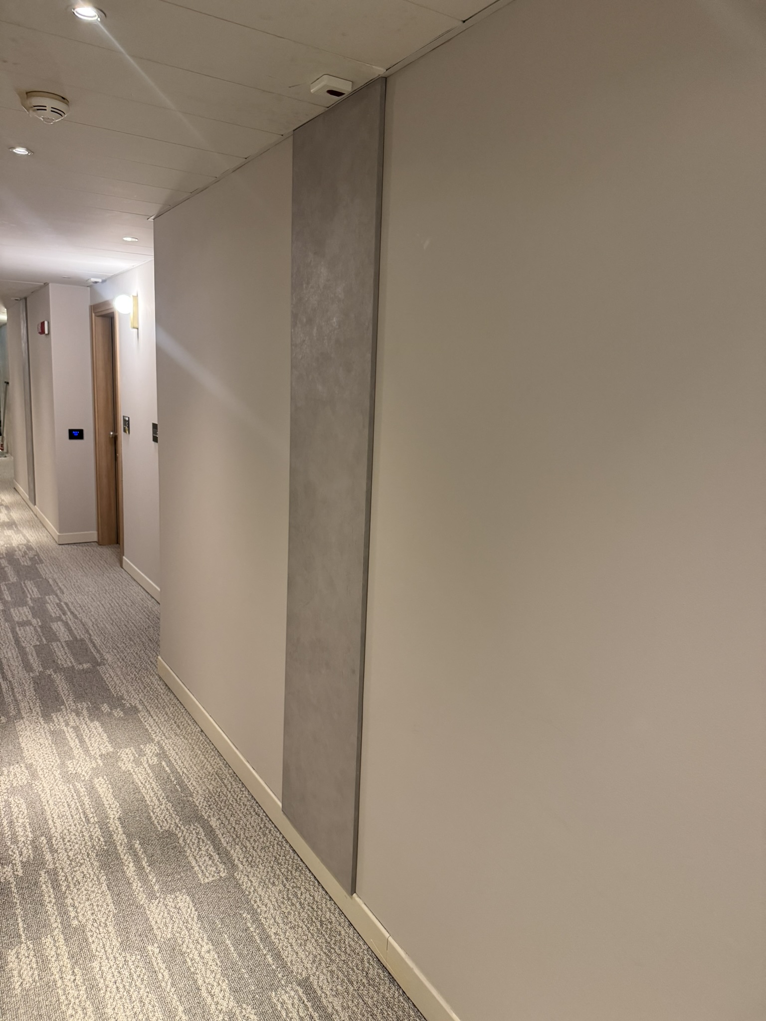 Corridoio del SavHotel Mantegna a posa completata